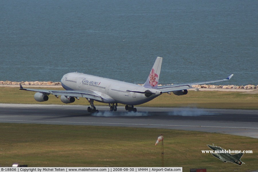 B-18806, 2001 Airbus A340-313 C/N 433, China Airlines touching down on runway 25R