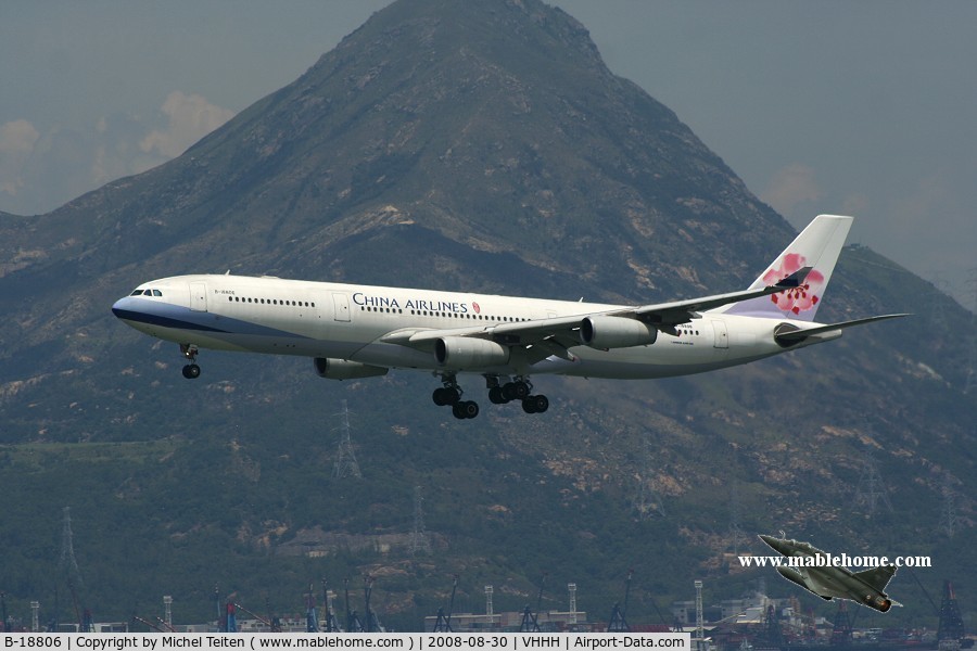 B-18806, 2001 Airbus A340-313 C/N 433, China Airlines approaching runway 25R