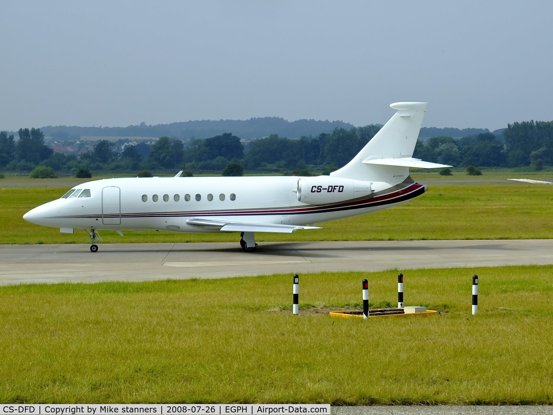 CS-DFD, 2001 Dassault Falcon 2000 C/N 174, Netjets Falcon 2000 taxiing to RWY06