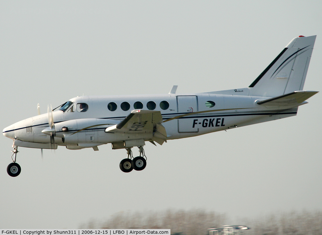 F-GKEL, Beech A100 King Air C/N B-228, Landing rwy 14L