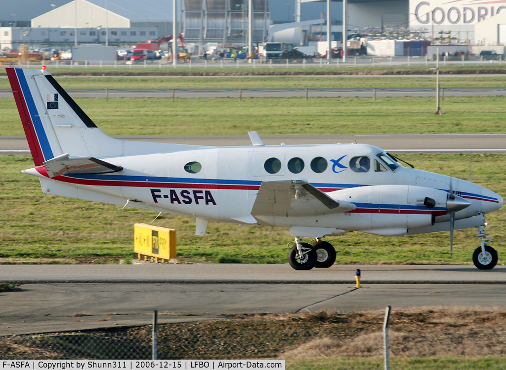 F-ASFA, 1972 Beech E90 King Air C/N LW-47, Rolling holding point rwy 14L for departure...
