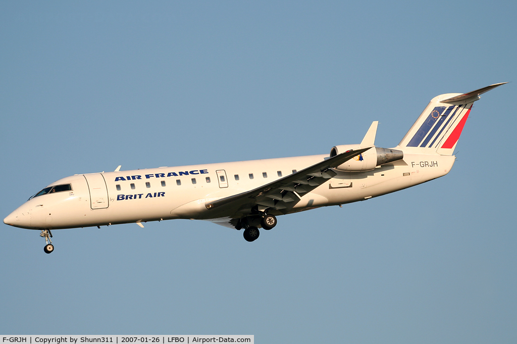 F-GRJH, 1997 Canadair CRJ-100ER (CL-600-2B19) C/N 7162, Landing rwy 32L with old logo