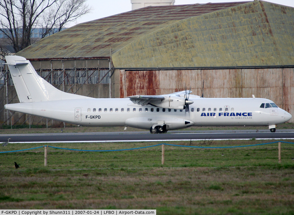 F-GKPD, 1990 ATR 72-202 C/N 177, Rolling holding point rwy 32R for departure...