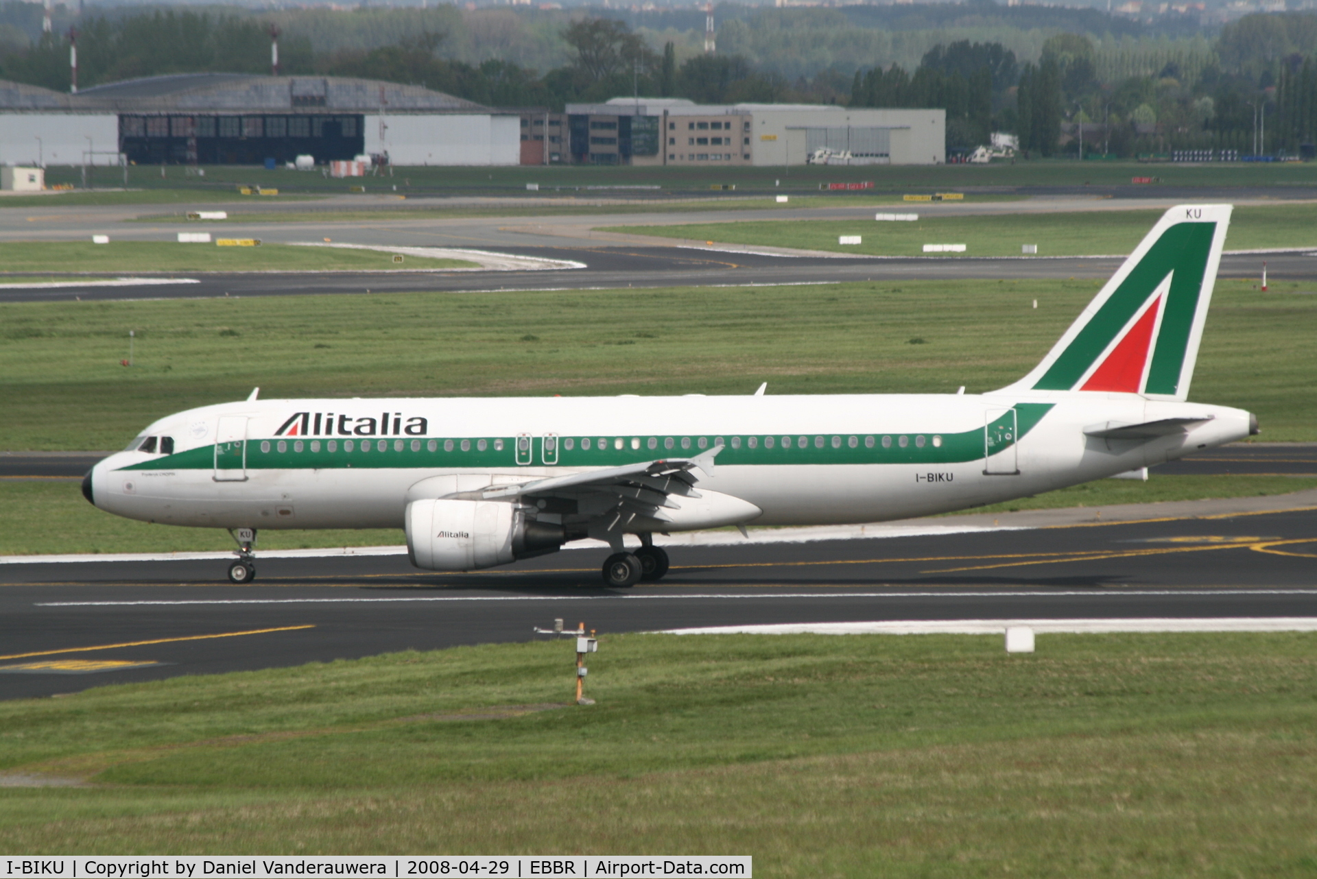 I-BIKU, 2000 Airbus A320-214 C/N 1217, arrival of flight AZ150 to rwy 25L