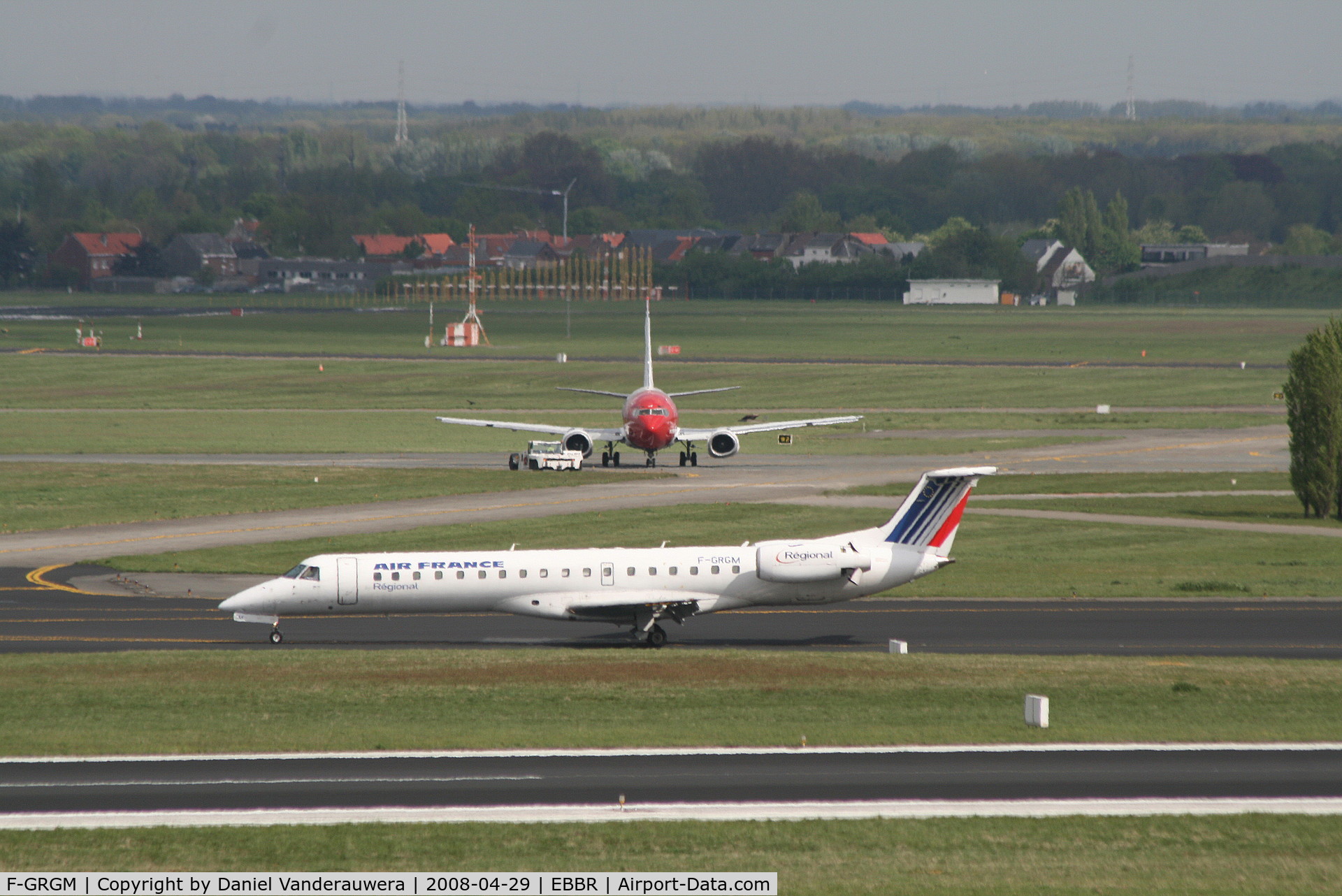 F-GRGM, 2001 Embraer EMB-145EU (ERJ-145EU) C/N 145418, flight AF3212 is taxiing to gate from end of rwy 25L