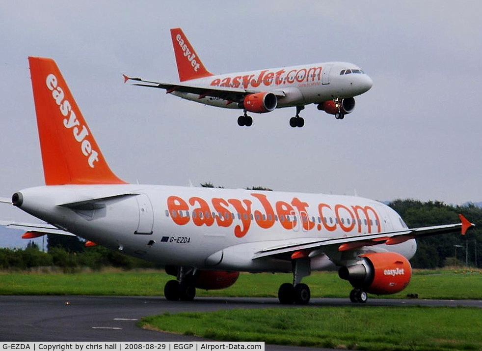 G-EZDA, 2008 Airbus A319-111 C/N 3413, Easyjet Airbus on hold as G-EZIE comes into land