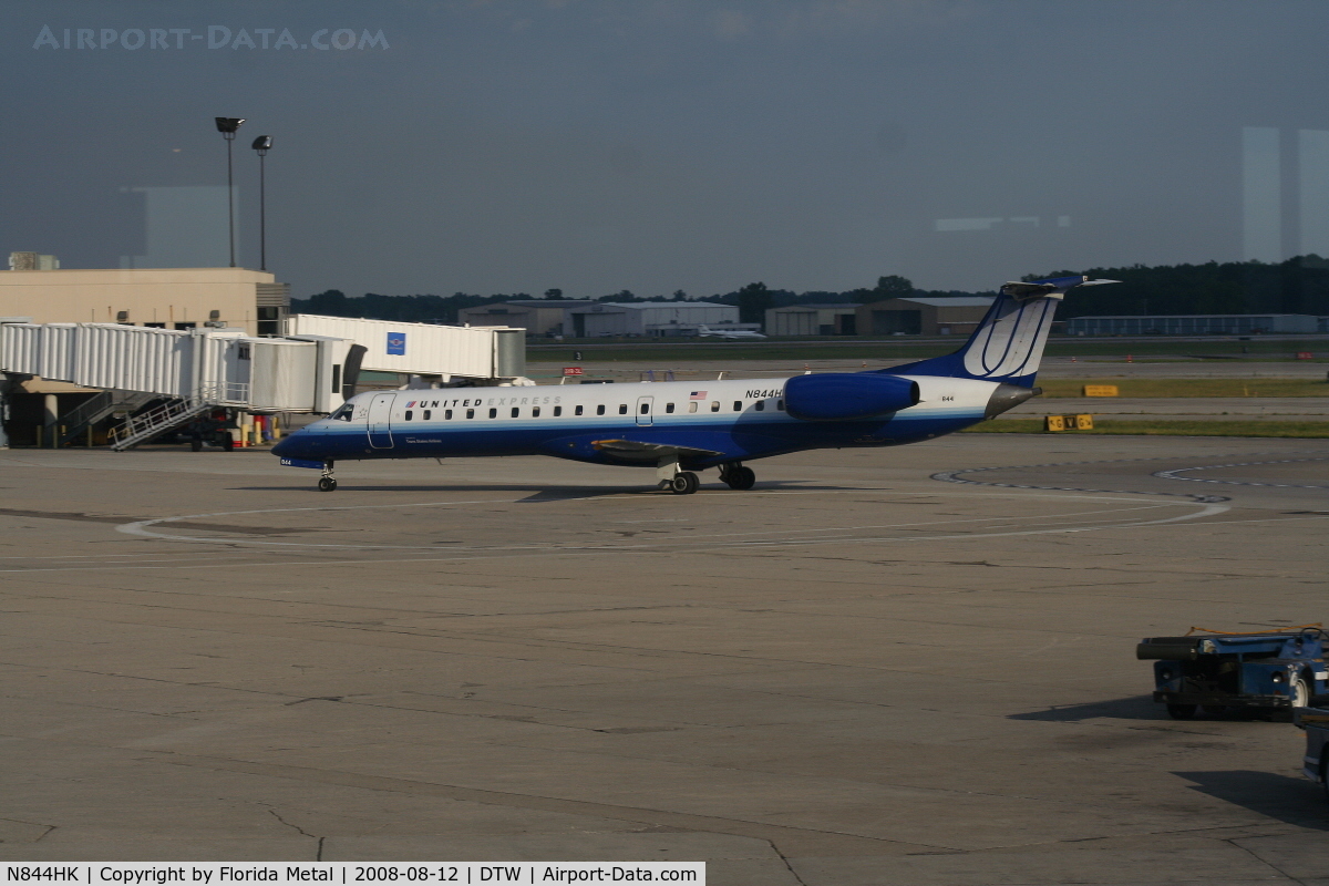 N844HK, 2004 Embraer ERJ-145LR (EMB-145LR) C/N 14500838, United Express Emb-145