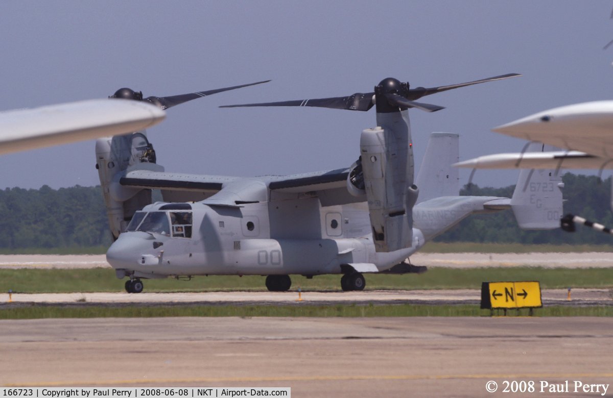 166723, Bell-Boeing MV-22B Osprey C/N D0092, Sitting on the ground, as the Marines prepare to disembark