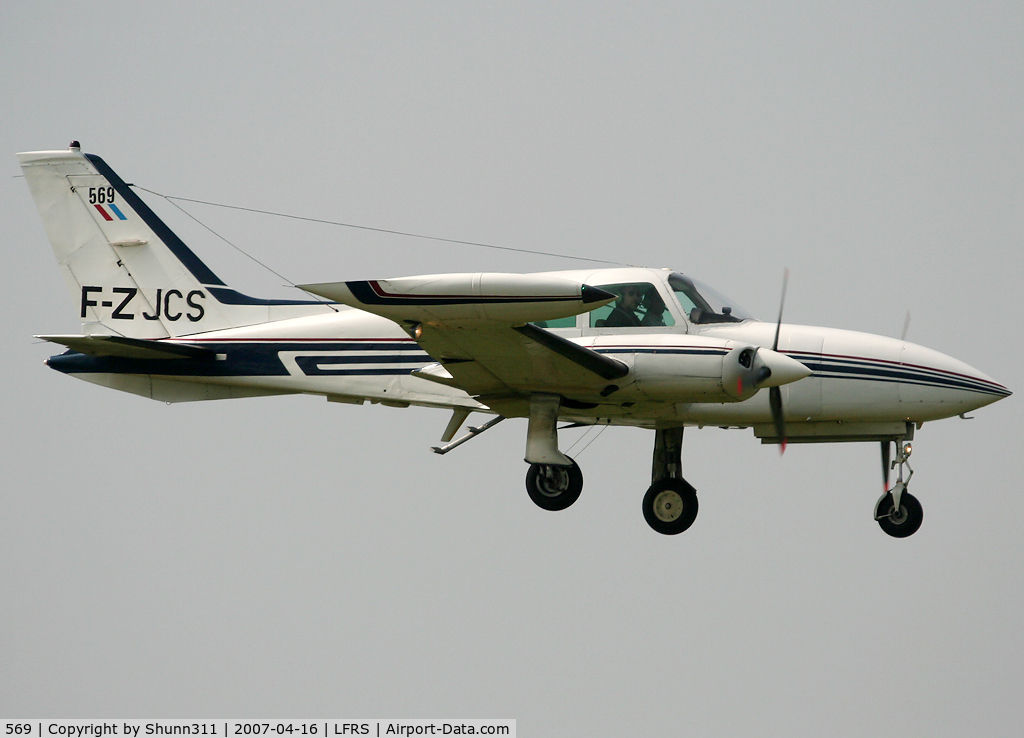 569, Cessna 310R II C/N 310R0569, Go around over the runway...