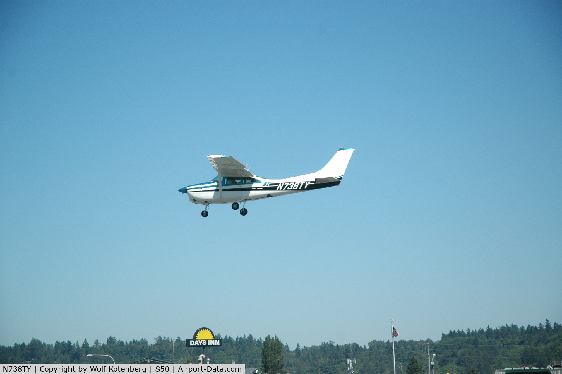 N738TY, 1979 Cessna TR182 Turbo Skylane RG C/N R18200959, landing in Auburn, WA