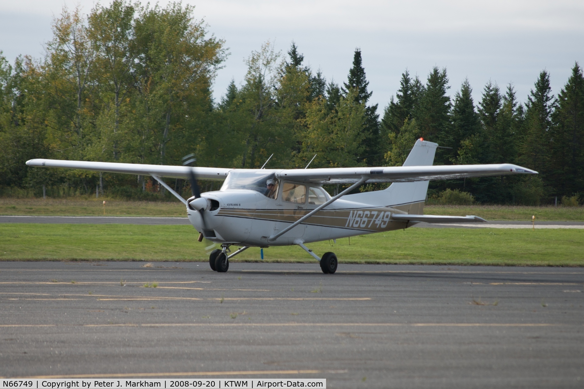 N66749, 1983 Cessna 172Q Cutlass C/N 17275992, Taxiing to the ramp at Two Harbors, MN Airport