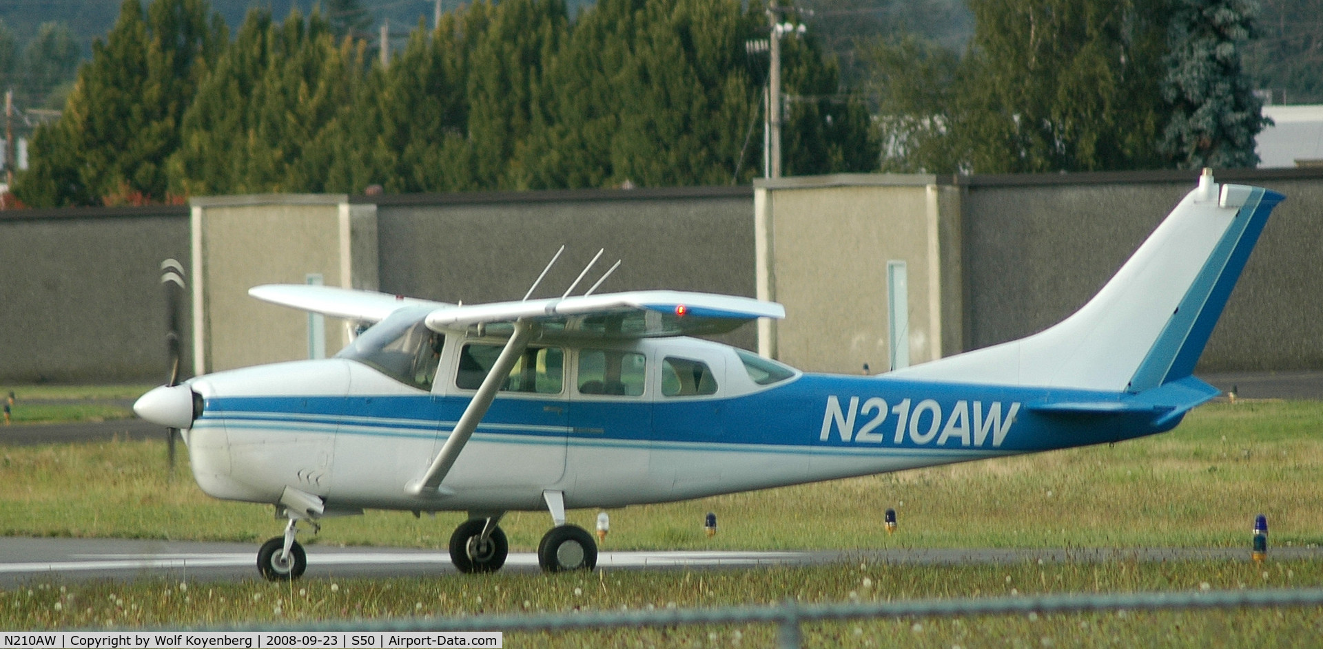 N210AW, 1964 Cessna 210D Centurion C/N 21058492, Rolling towards the active
