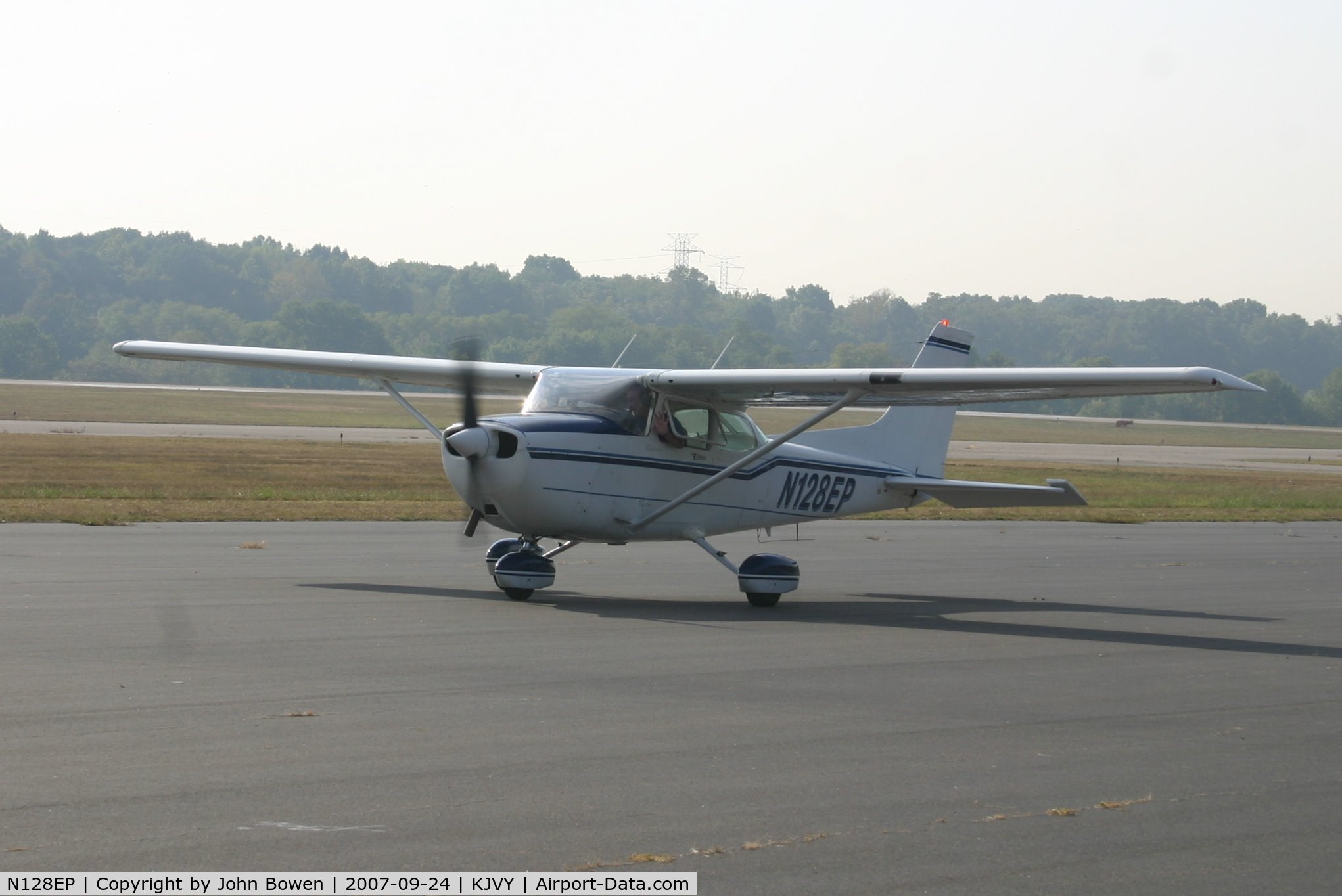 N128EP, 1985 Cessna 172P C/N 172-76482, Taxiing out @ KJVY