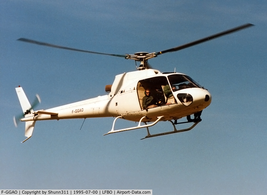 F-GGAO, Eurocopter AS-350B Ecureuil Ecureuil C/N 2208, Passing over me during Old Wing Association Airshow 1995