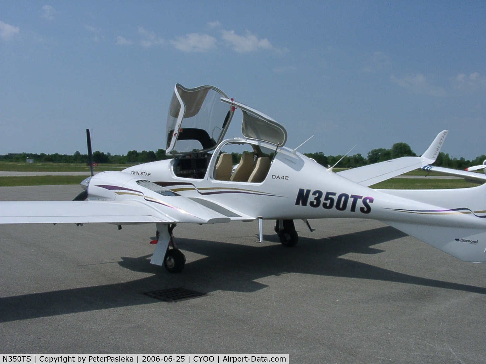 N350TS, 2005 Diamond DA-42 Twin Star C/N 42.061, @ Oshawa Airport