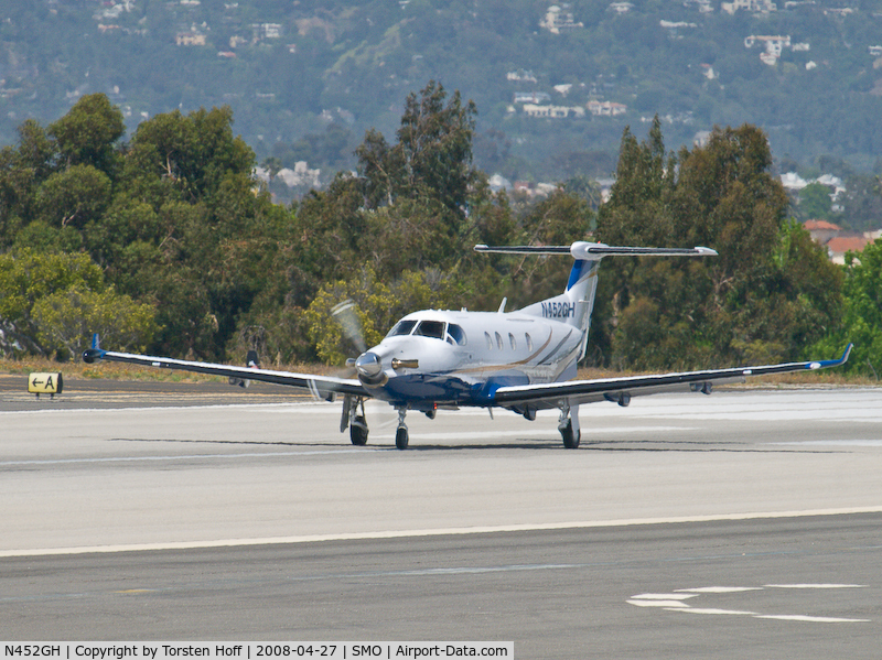N452GH, 2005 Pilatus PC-12/45 C/N 628, N452GH departing on RWY 21