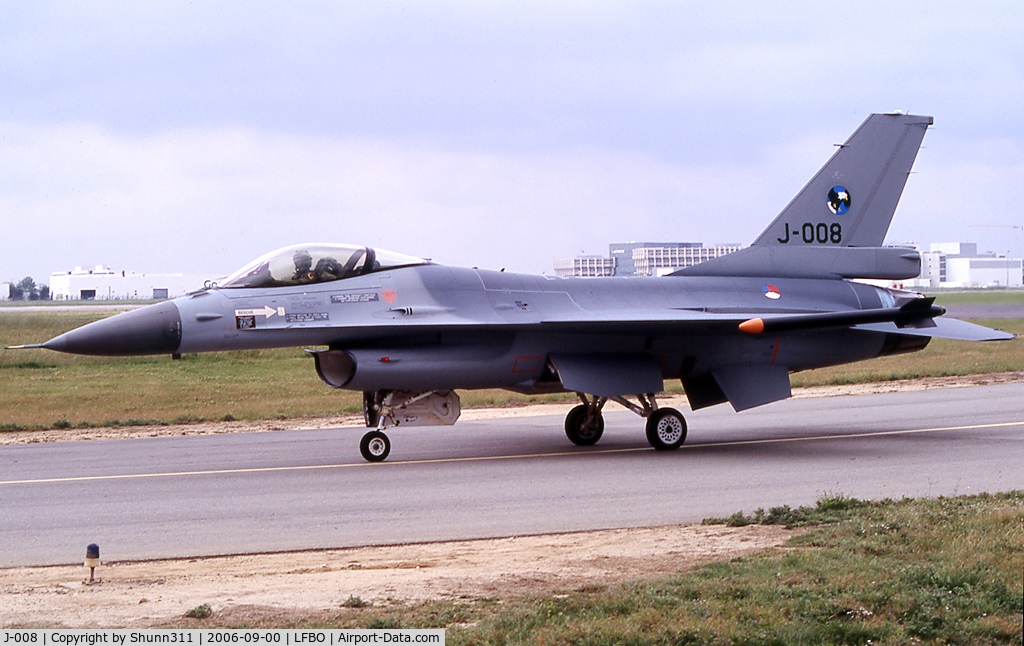 J-008, General Dynamics F-16AM Fighting Falcon C/N 6D-164, Arriving for an Airshow and parked to the CEV...
