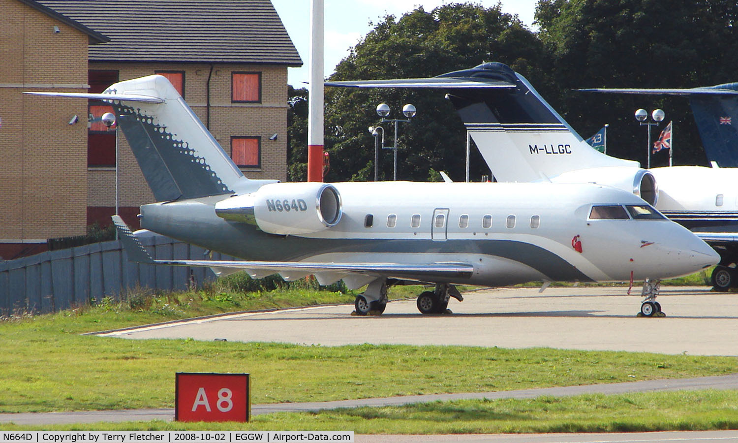 N664D, 2001 Bombardier Challenger 604 (CL-600-2B16) C/N 5505, Challenger - still in Ocean Sky livery - at Luton