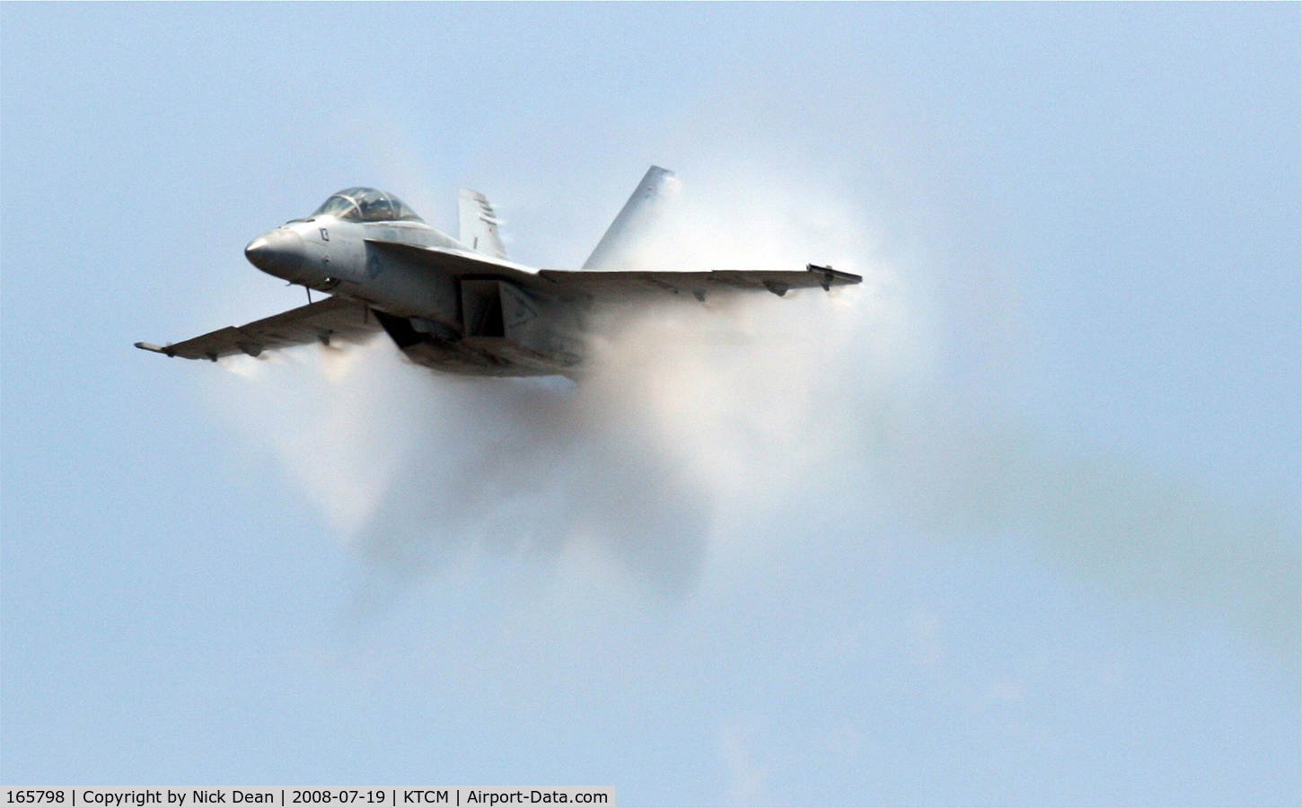 165798, Boeing F/A-18F Super Hornet C/N 1527/F024, McChord Airshow on the verge of the sound barrier