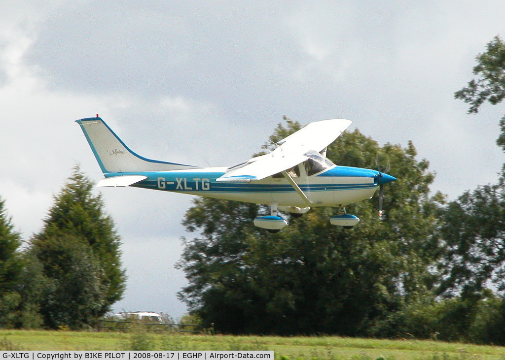 G-XLTG, 1998 Cessna 182S Skylane C/N 182-80234, MAKING A RIGHT TURN FOR POPHAM'S RUNWAY 26