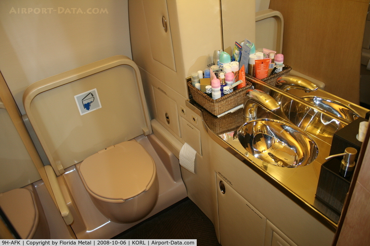 9H-AFK, 2005 Airbus A319-115 C/N 2592, Bathroom of Comlux Aviation A319