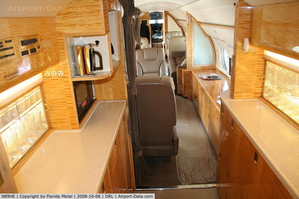N89HE, 1999 Gulfstream Aerospace G-V C/N 568, Gulstream V interior at NBAA