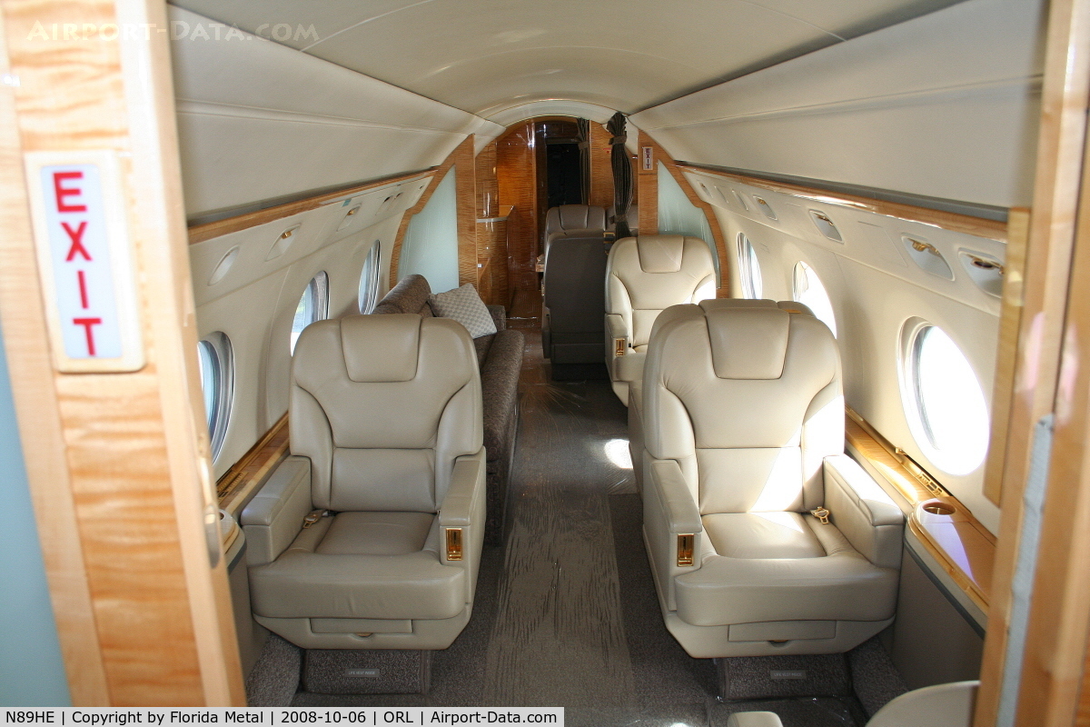 N89HE, 1999 Gulfstream Aerospace G-V C/N 568, Gulstream V interior at NBAA