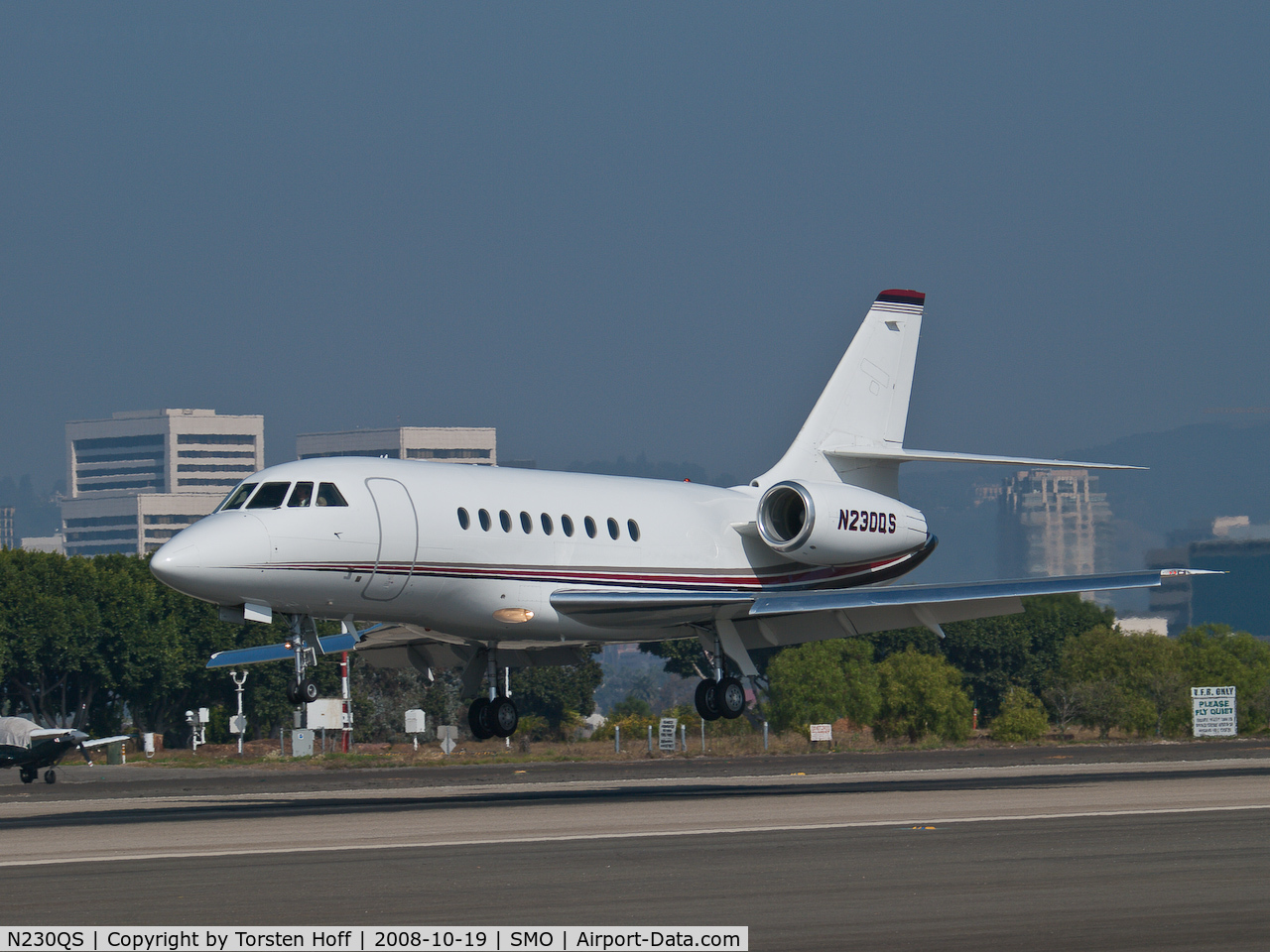 N230QS, 2005 Dassault Falcon 2000EX C/N 59, N230QS arriving on RWY 21