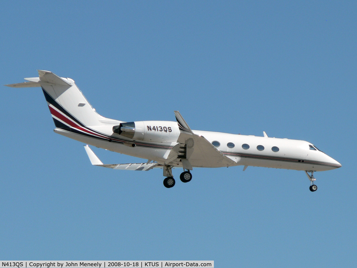 N413QS, 2004 Gulfstream Aerospace G-IV (G400) C/N 1521, Netjets 413 about to land at TUS