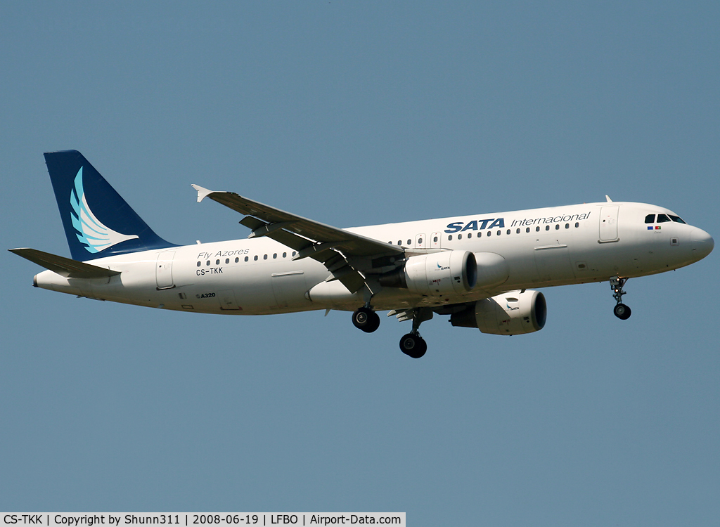 CS-TKK, 2005 Airbus A320-214 C/N 2390, Landing rwy 32L