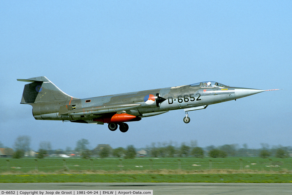 D-6652, Lockheed F-104G Starfighter C/N 683-6652, After the F-16 had entered service the F-104 Starfighter got a less glamorous task of target towing. D-6652 comes in for landing fitted with the red target towing pods. This aircraft has also the badge of the target towing flight (TTF) of the tail.