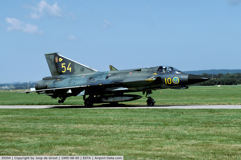 35554, 1969 Saab J-35J Draken C/N 35-554, During the 1995 open day more than 20 J 35J Drakens passed the taxiway in less than 10 minutes. Photographers stress..!