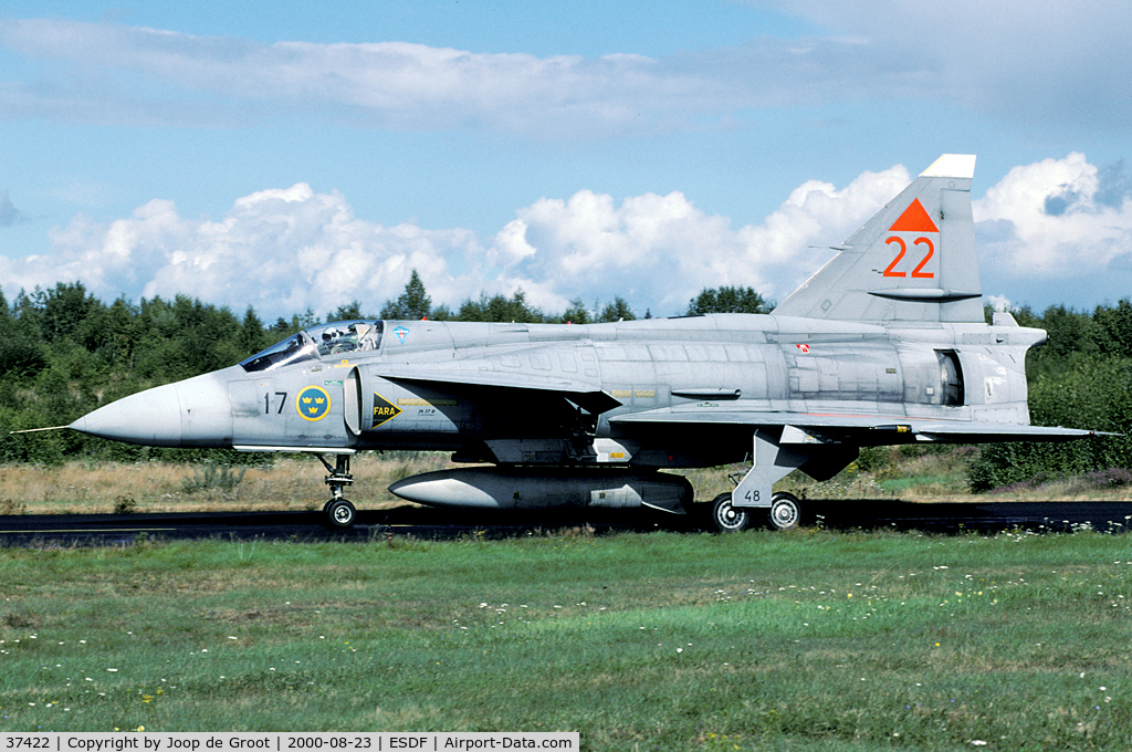37422, Saab JA 37D Viggen C/N 37422, During the photo day of the exercise Baltic Link this Viggen was photographed. It was not long after the rain had stopped.