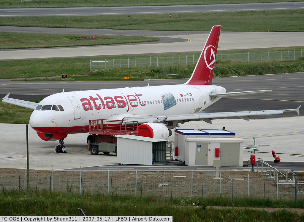 TC-OGE, 1997 Airbus A320-214 C/N 764, Returned to lessor and parked at the cleaning area for depict...