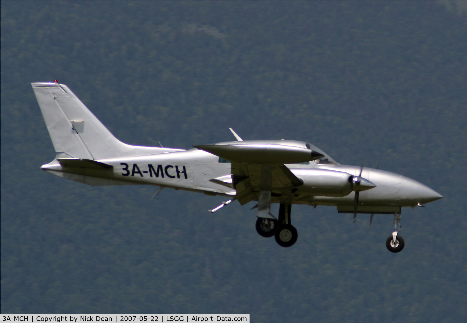 3A-MCH, Cessna 310R C/N 310R0128, /