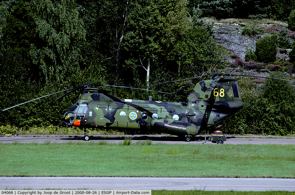 04068, Boeing Vertol Hkp4B C/N 4081, Due to its camouflage this HKP 4 is hardly visible against the back ground. Even the upper side of the rotor blades have a camouflage pattern.