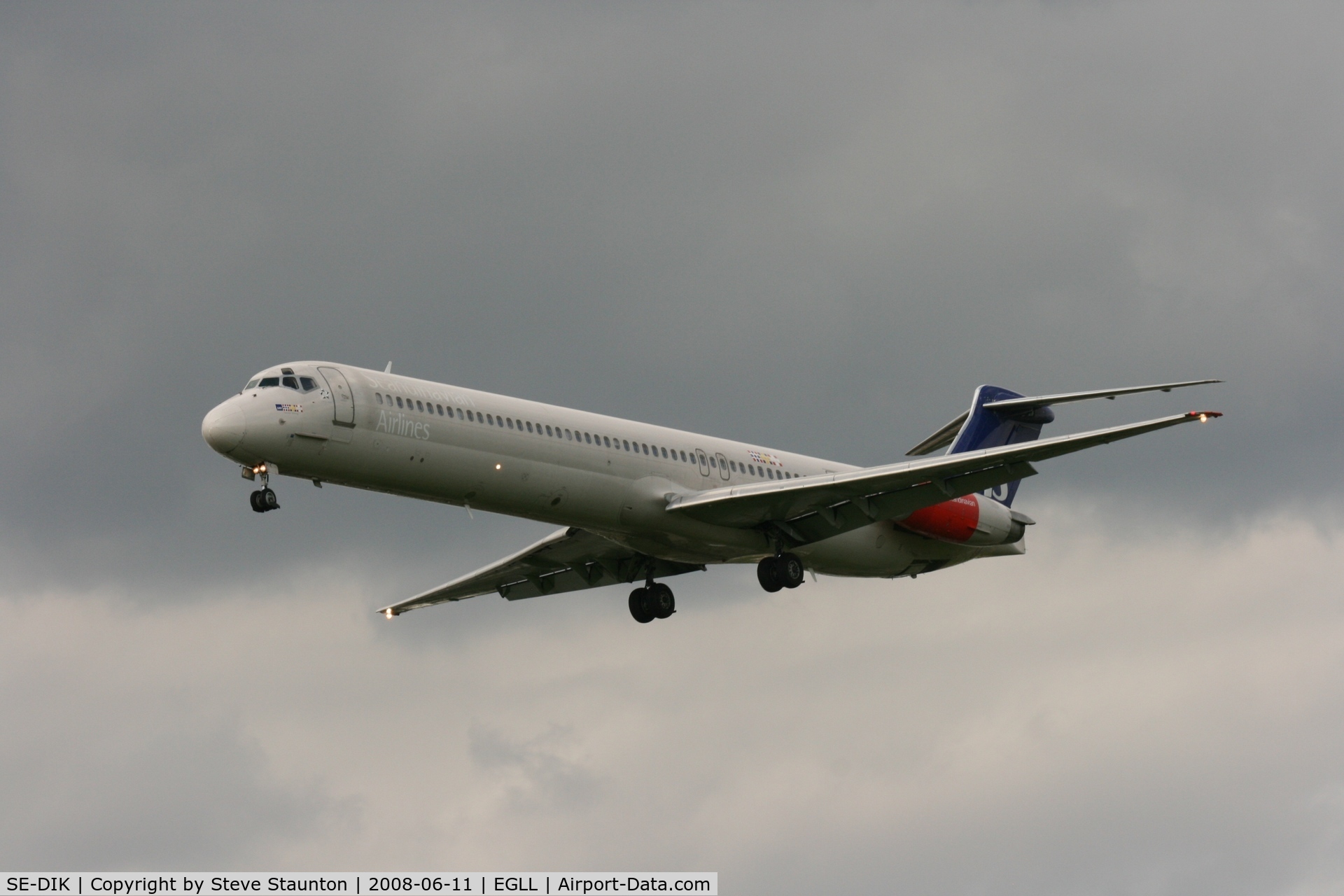 SE-DIK, 1988 McDonnell Douglas MD-82 (DC-9-82) C/N 49728, Taken at London Heathrow 11th June 2008