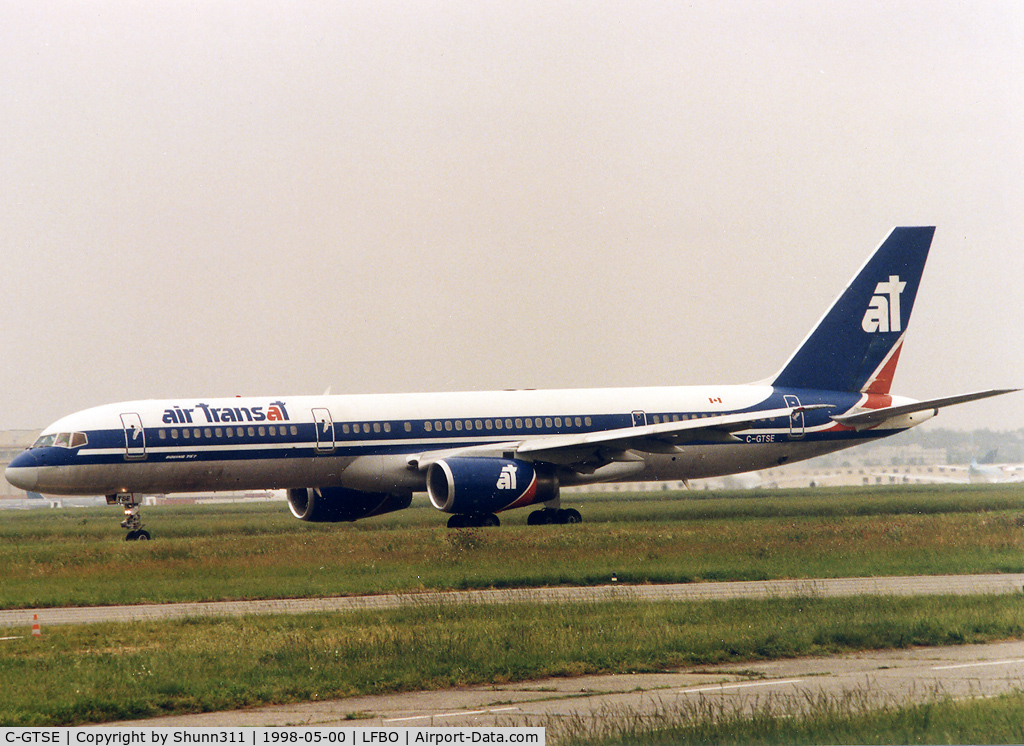 C-GTSE, 1992 Boeing 757-23A C/N 25488, Rolling holding point rwy 32R for departure...