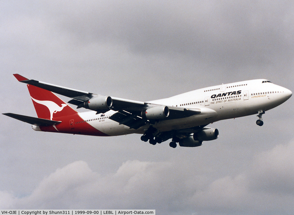 VH-OJE, 1989 Boeing 747-438 C/N 24482, Landing rwy 25