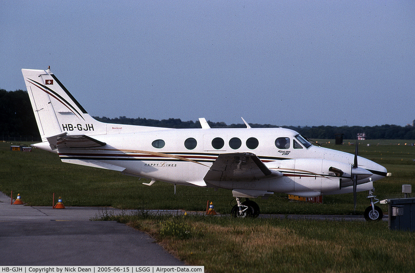 HB-GJH, 1981 Beech C90 King Air C/N LJ-972, this a king Air Taxying