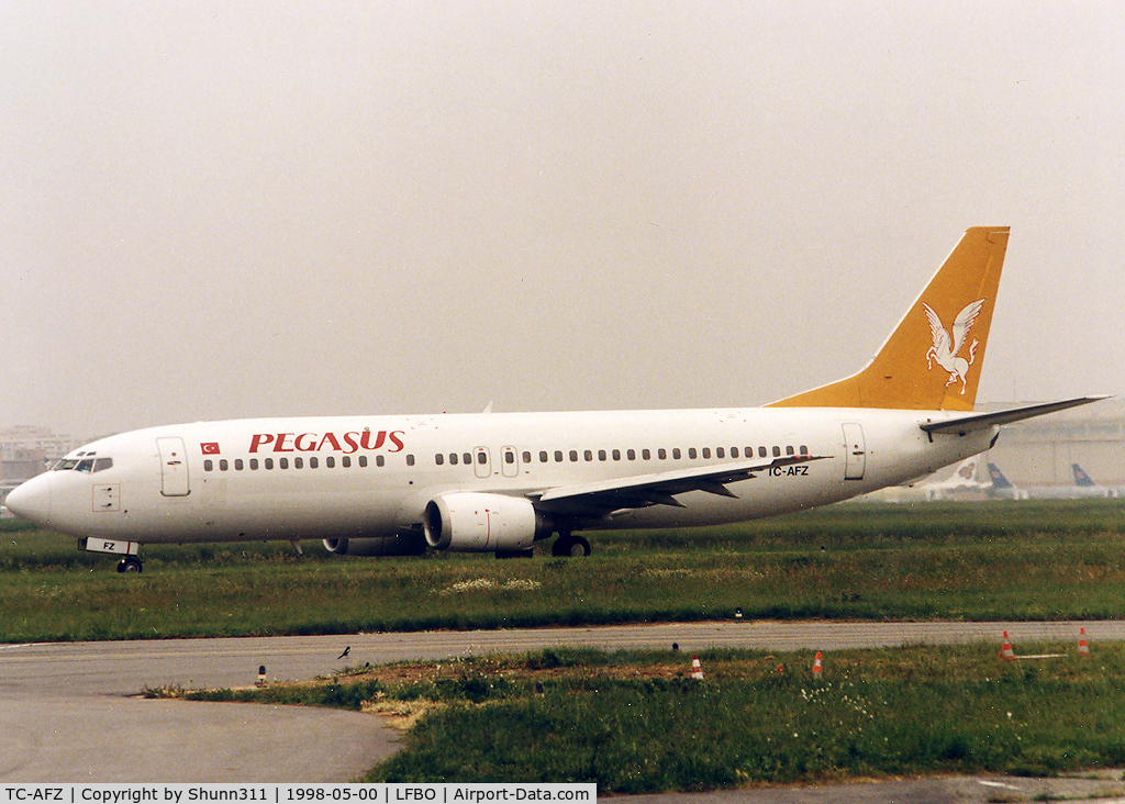 TC-AFZ, 1989 Boeing 737-4Y0 C/N 23981, Rolling holding point rwy 33R