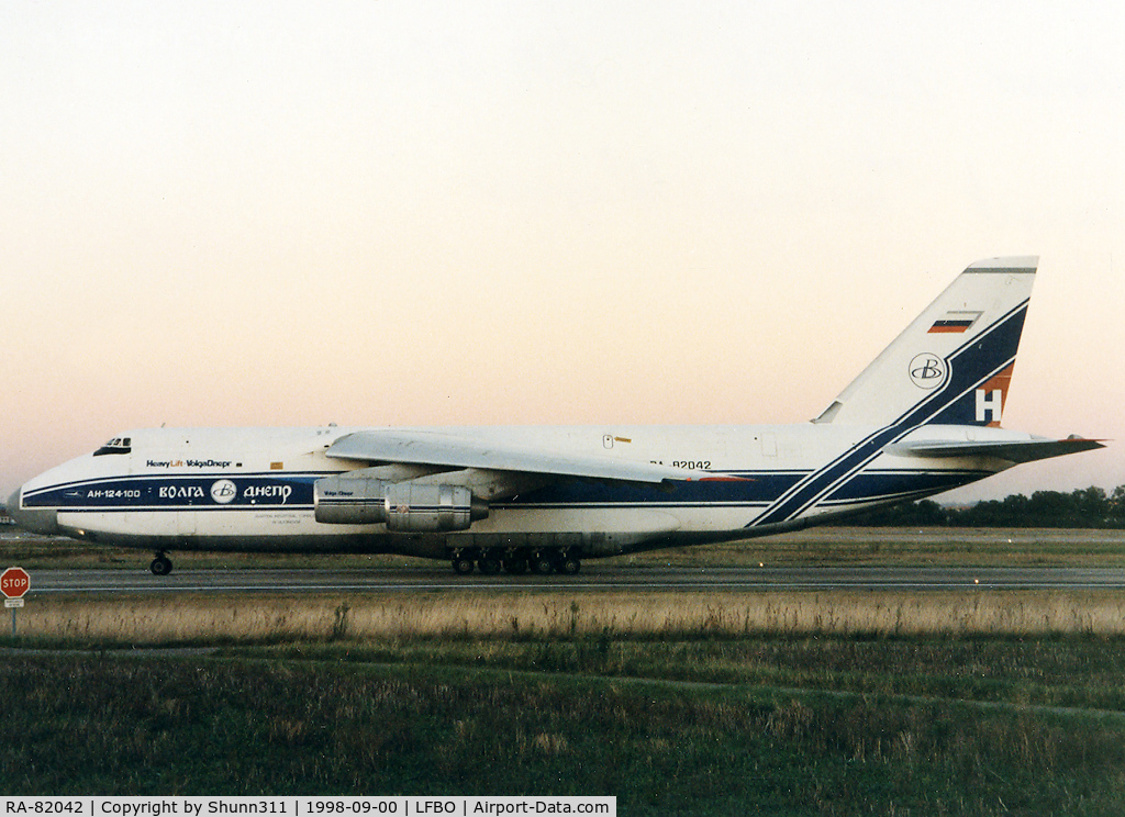 RA-82042, 1991 Antonov An-124-100 Ruslan C/N 9773054055093/0606, Additional Heavy Lift titles and logo