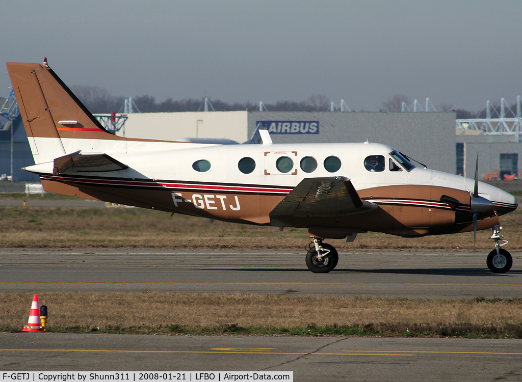 F-GETJ, 1978 Beech E90 King Air C/N LW-296, Rolling to the General Aviation area...