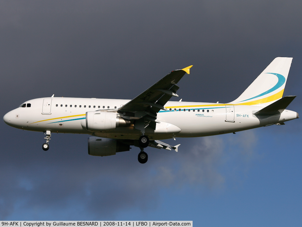 9H-AFK, 2005 Airbus A319-115 C/N 2592, 2nd Comlux of the day!