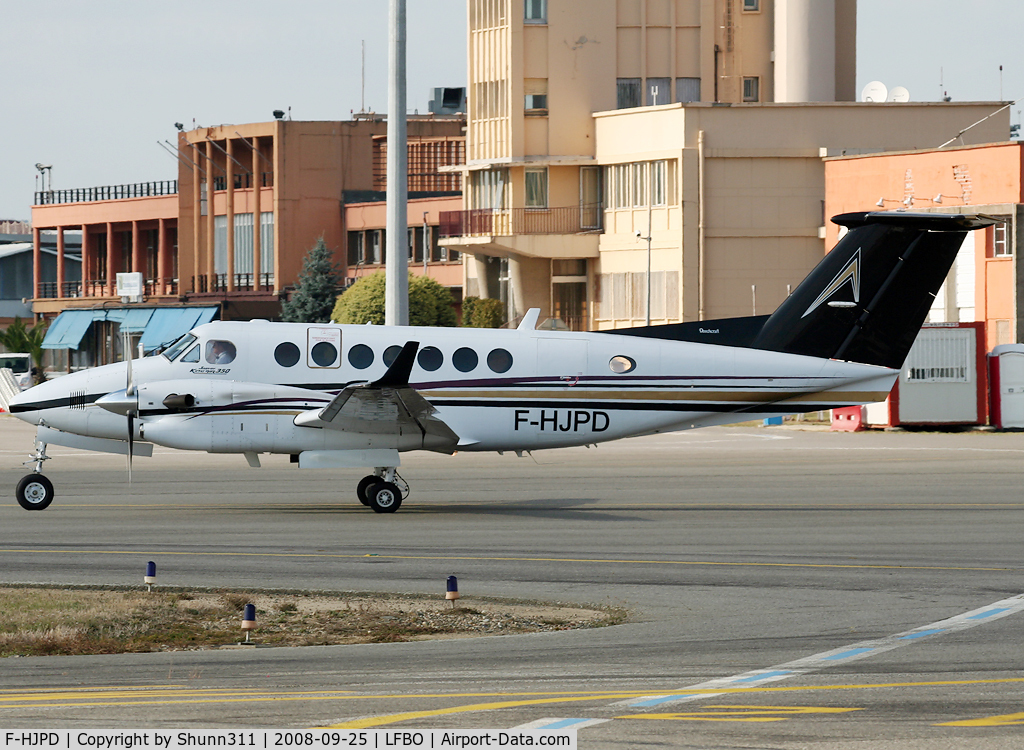 F-HJPD, 1997 Beech Super King Air 350 C/N FL-173, Rolling holding point rwy 32R for departure...