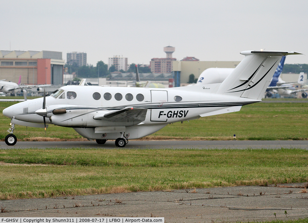 F-GHSV, 1980 Beech 200 King Air C/N BB-622, Rolling holding point rwy 32R for departure...