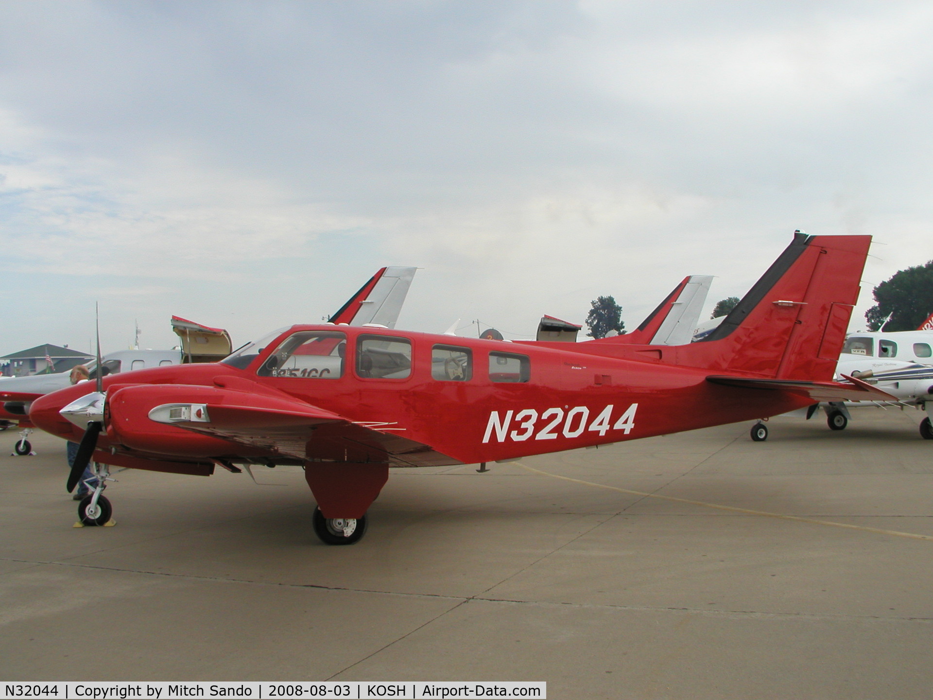 N32044, 2008 Hawker Beechcraft Corp G58 Baron C/N TH-2224, EAA AirVenture 2008.