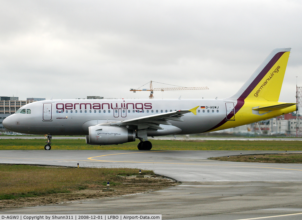 D-AGWJ, 2008 Airbus A319-132 C/N 3375, Rolling holding point rwy 32R for departure...