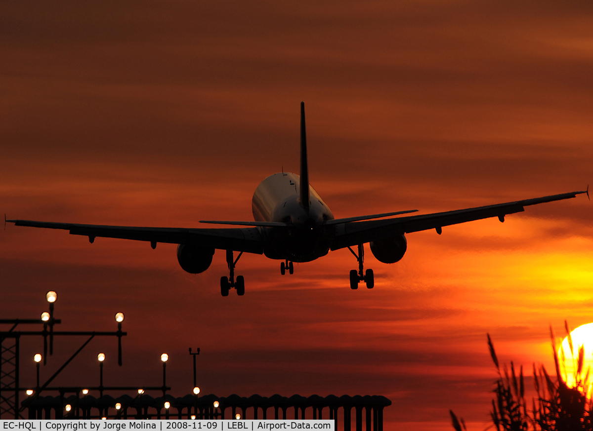 EC-HQL, 2001 Airbus A320-214 C/N 1461, Clickair on final to RWY 25R at dusk.