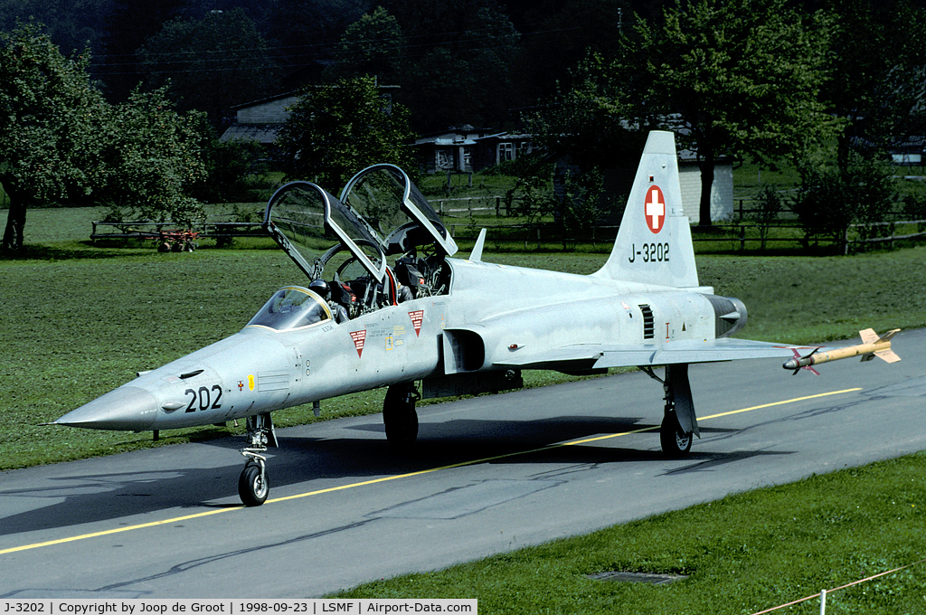 J-3202, 1978 Northrop F-5F Tiger II C/N M1002, Mollis offered a nice photospot with both a taxiway and a shelter. On top of the shelter was even a public resting place.